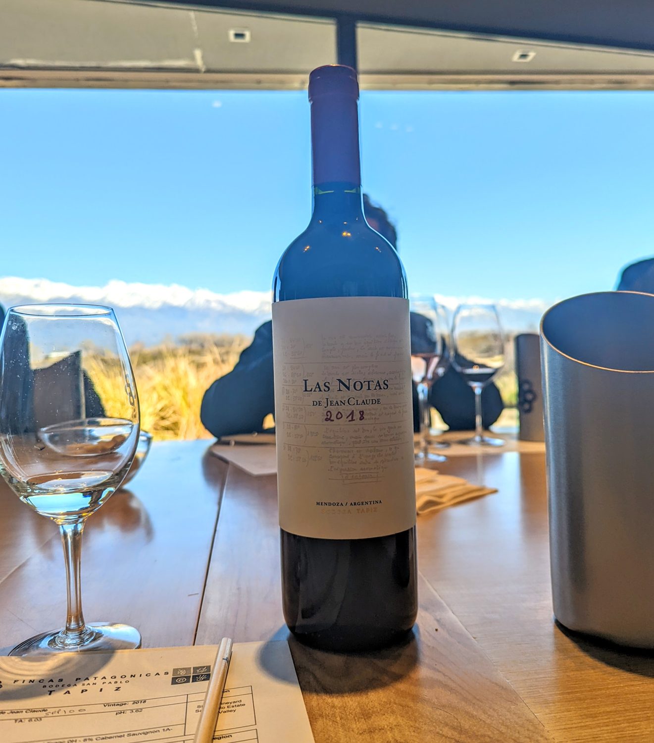 The Las Notas de Jean Claude 2018 opened on the tasting-room table at the Tapiz estate, the snow-covered Andes through the window