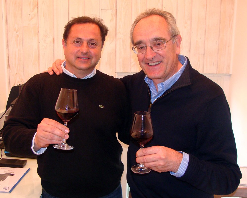Fabi&aacute;n Valenzuela and Jean Claude Berrouet raising glasses of red wine together